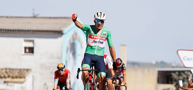Pedersen wint krankzinnige Vuelta-rit, Evenepoel blijft leider